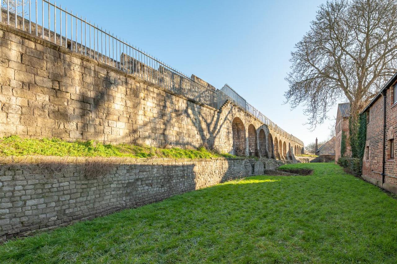 Roman Walls View Йорк Екстериор снимка